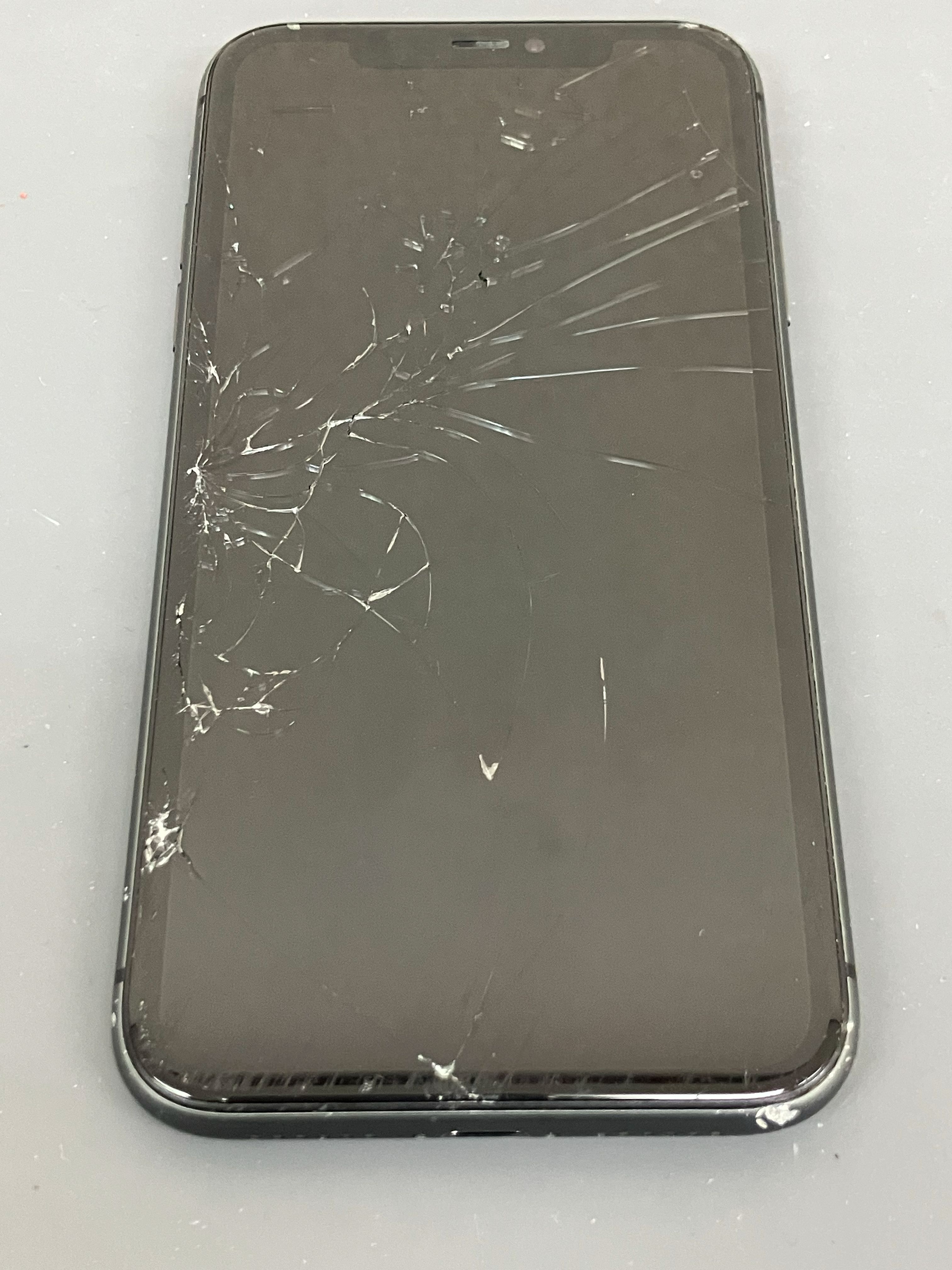豊川市】iPhone11の画面割れ修理｜突然のガラス破損も即日で元通りに！